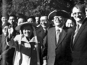 李克强哈萨克毛皮帽谈帽子外交