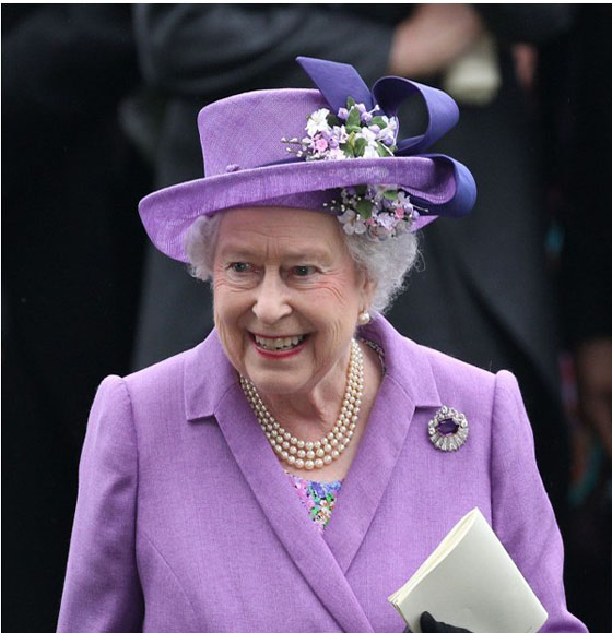 英国女王伊丽莎白二世的紫色礼帽