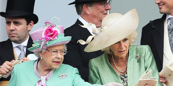 英国女王伊丽莎白二世戴粉红色的帽子