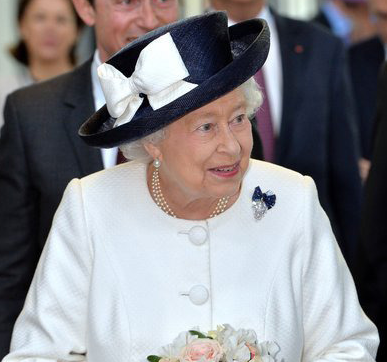 伊丽莎白二世帽饰搭配技巧