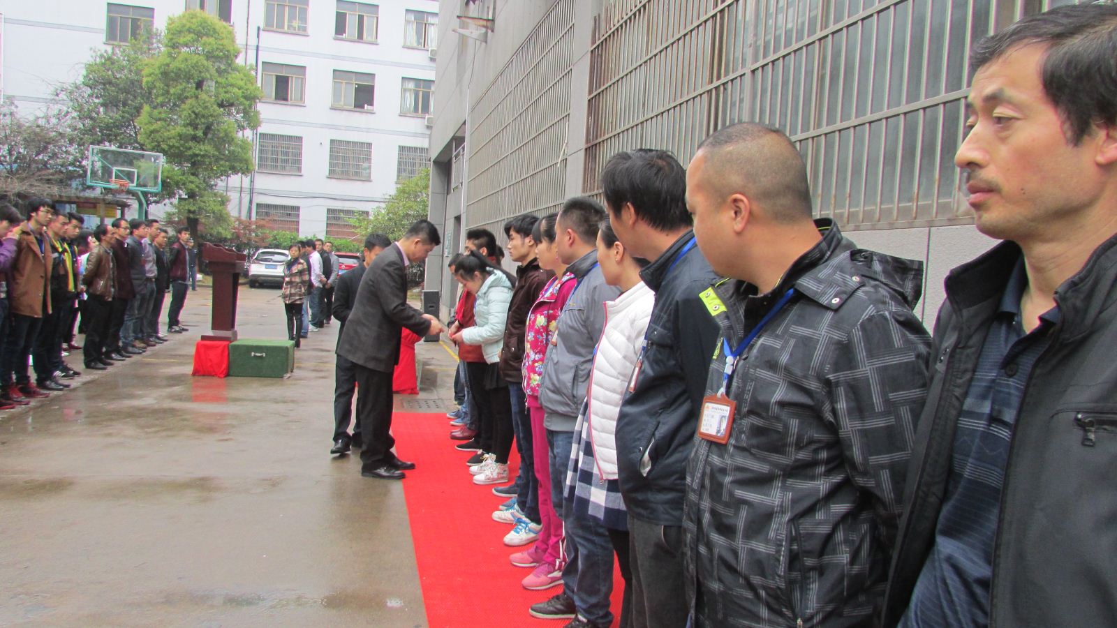 义乌4月帽厂员工大会总经理颁发奖励
