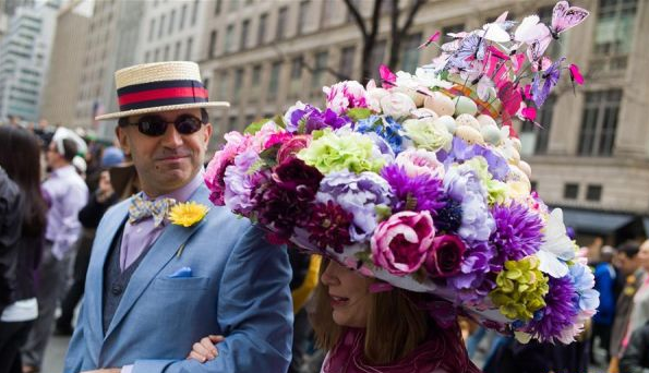 花朵和礼帽复活节帽饰