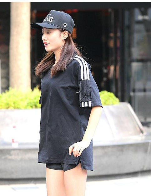 街拍棒球帽女孩