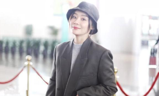 袁姗姗穿复古西装戴渔夫帽
