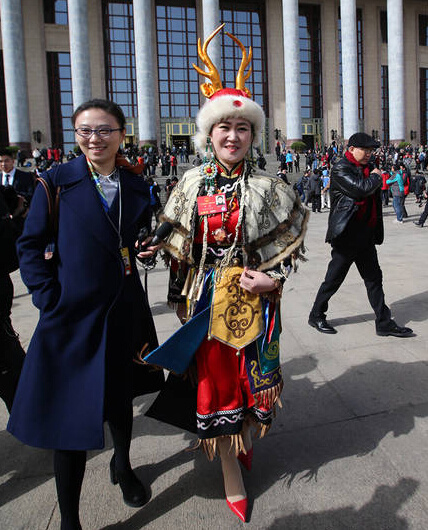 两会上的少数民族头饰帽子