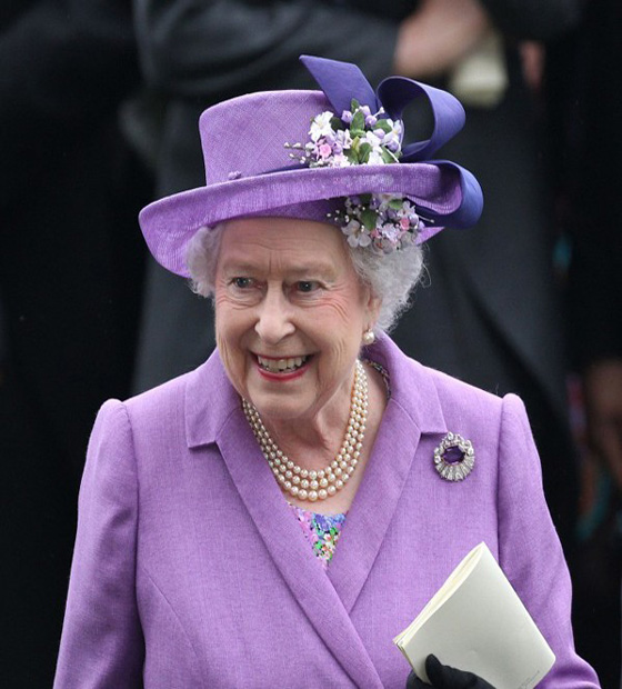 英女王伊丽莎白二世的紫色蕾丝帽子