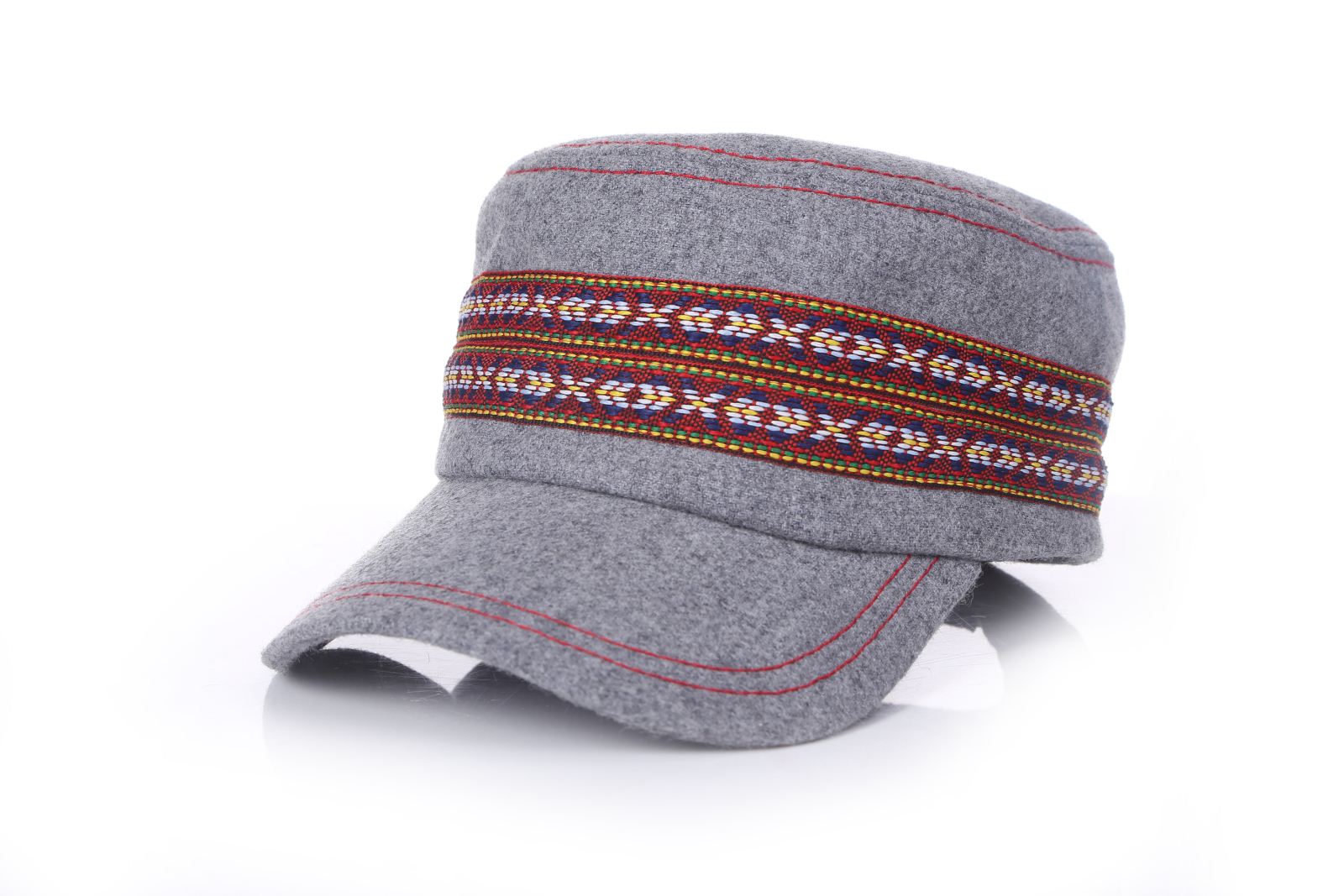 2014年春季流行的平顶军帽，图片由江浙沪帽子厂提供