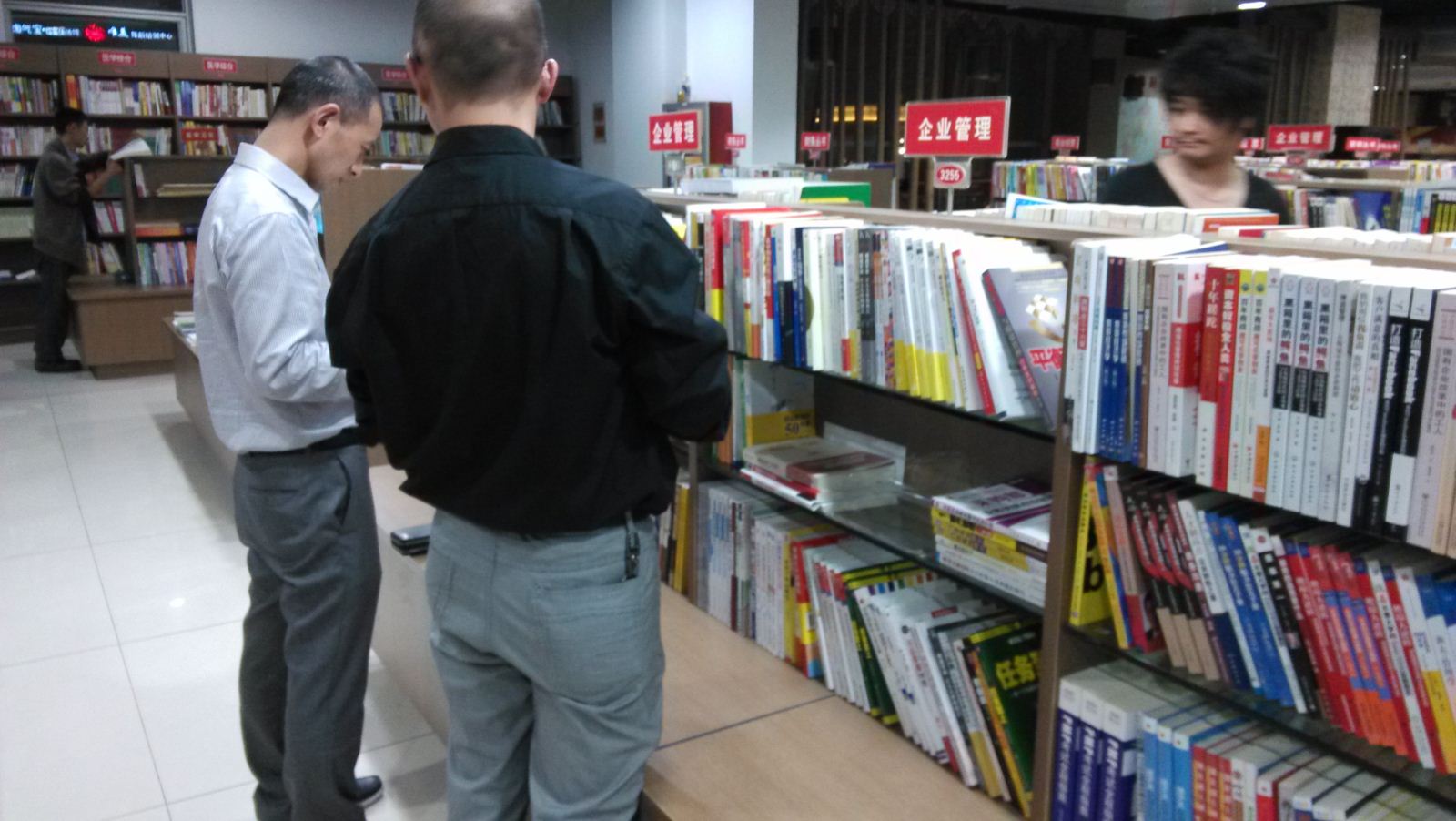 定制帽子厂的员工正在书店挑选书