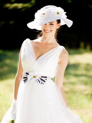 戴帽子的时尚新娘，花朵装饰的礼帽与高贵V领婚纱搭配